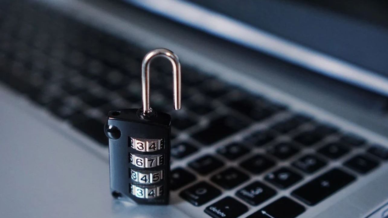 (P) Protejează-ți afacerea cu o asigurare IT&C! Cum te apără de atacurile cibernetice o poliță de cyber risk