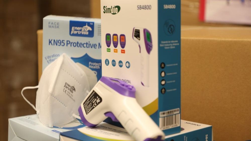 Fundația Altex a donat școlilor măști de protecție și termometre digitale