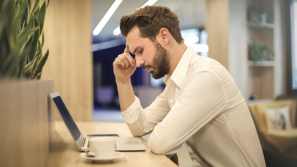 Ce compromisuri au făcut românii, doar ca să nu rămână fără job în această perioadă. Unii au acceptat salarii mai mici decât în mod normal