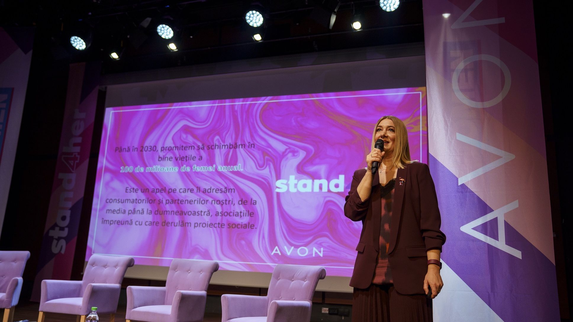 Studiu Avon: Doar jumatate dintre romance au un job full-time si mai putin de o treime au fondat un business propriu