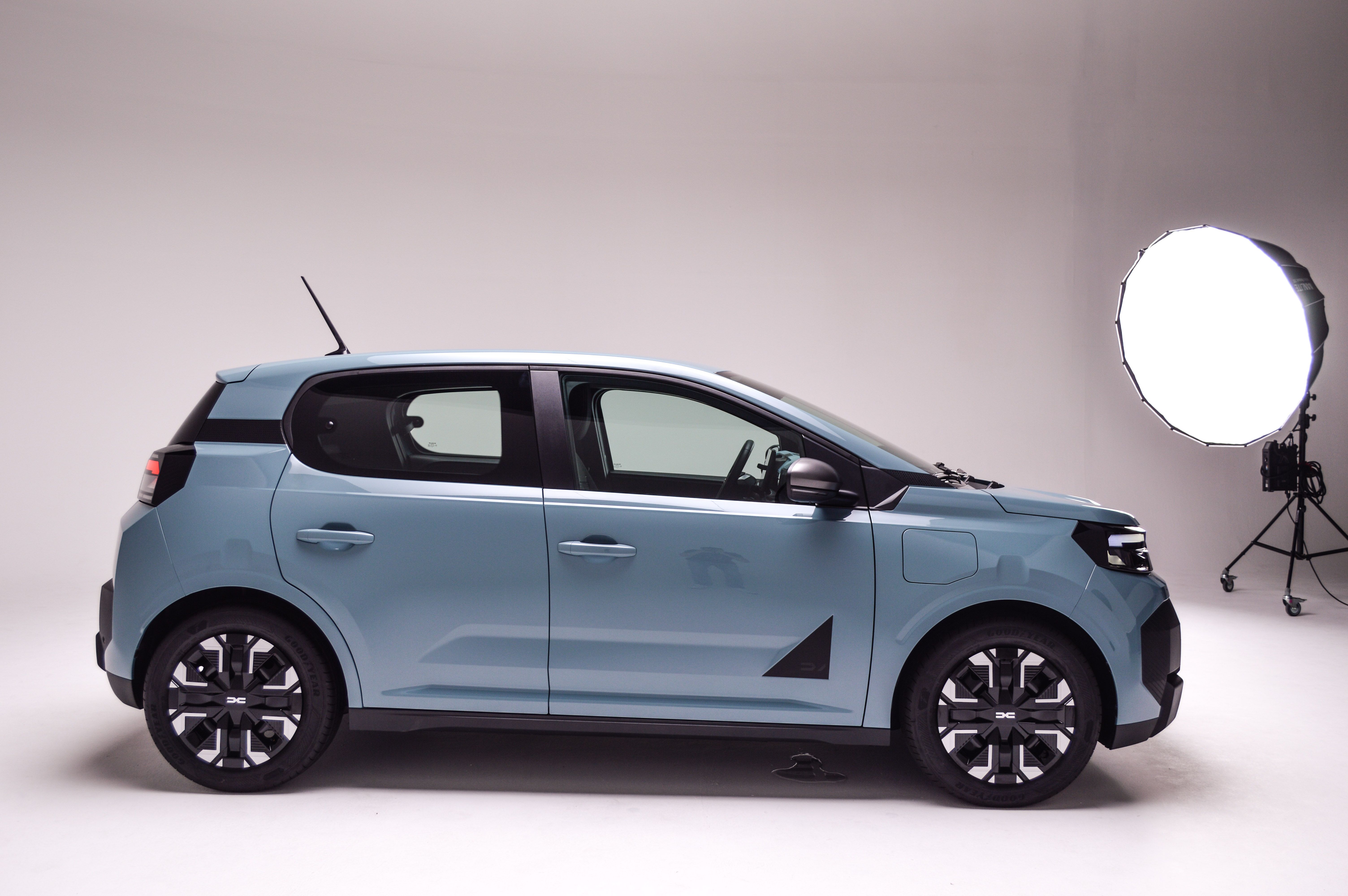 FOTO | Aceasta este noua Dacia Spring. Ce autonomie are, cât costă și cât de mare este noua Dacia electrică - Poza 6