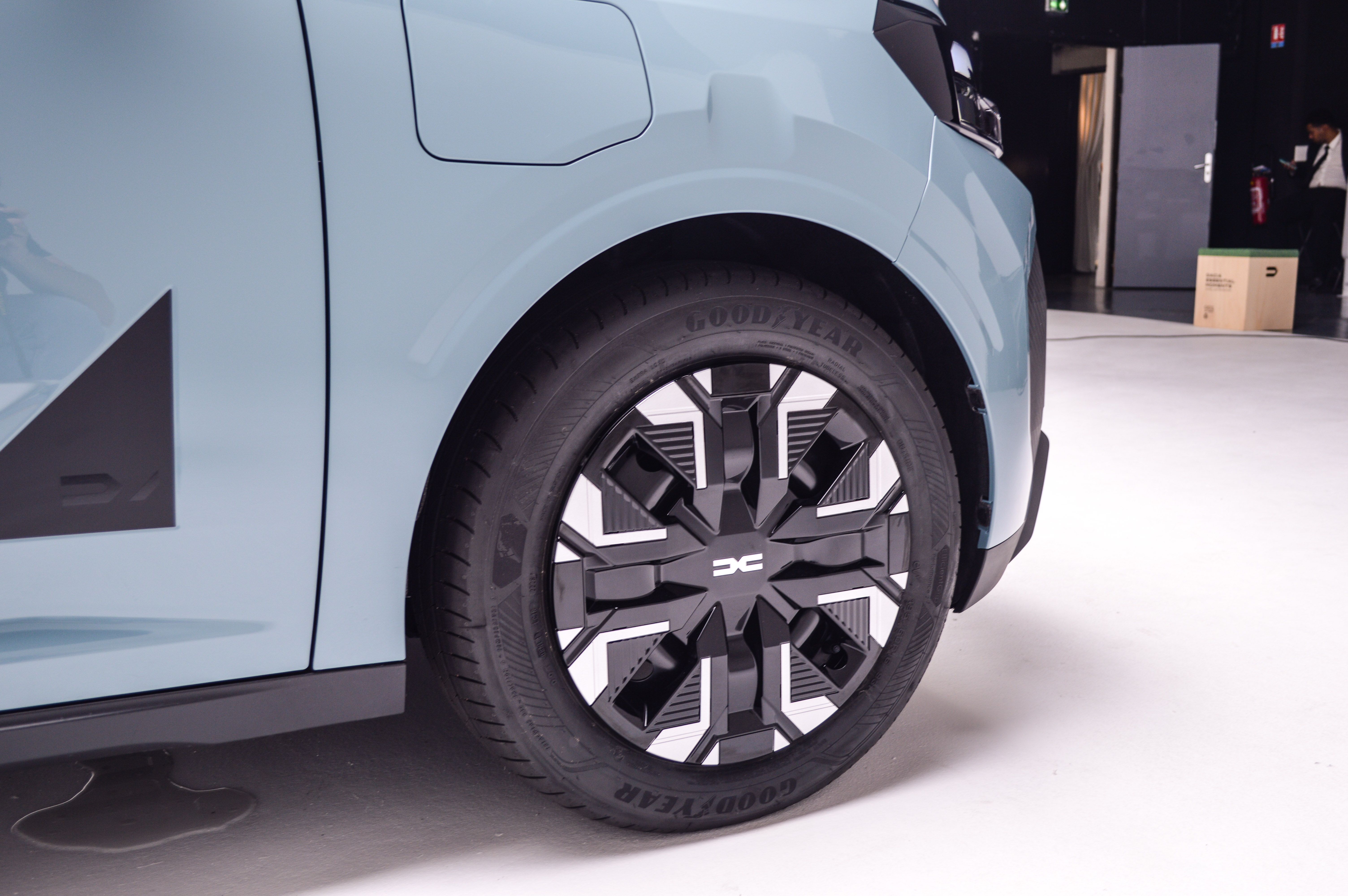 FOTO | Aceasta este noua Dacia Spring. Ce autonomie are, cât costă și cât de mare este noua Dacia electrică - Poza 15