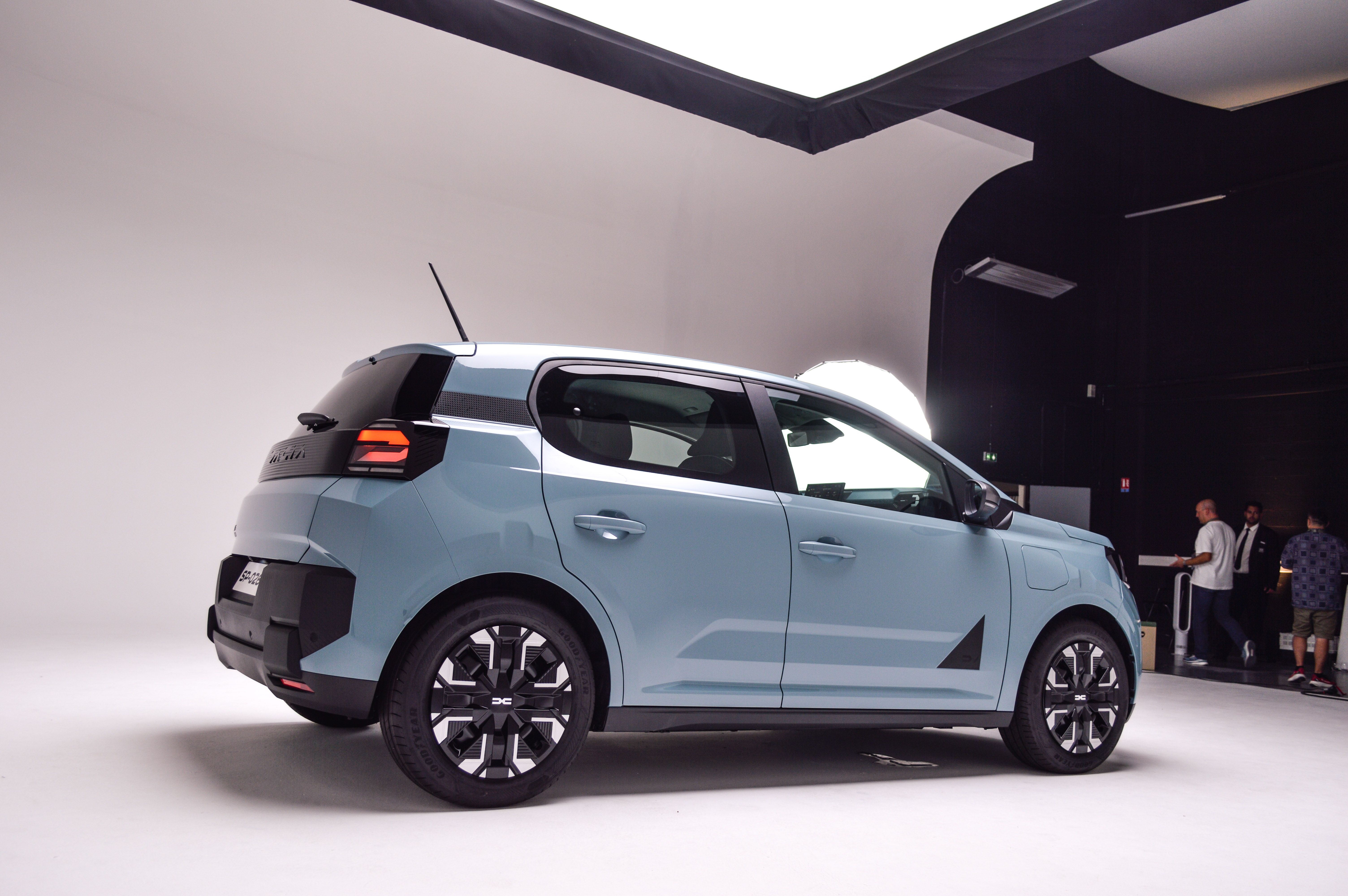 FOTO | Aceasta este noua Dacia Spring. Ce autonomie are, cât costă și cât de mare este noua Dacia electrică - Poza 9