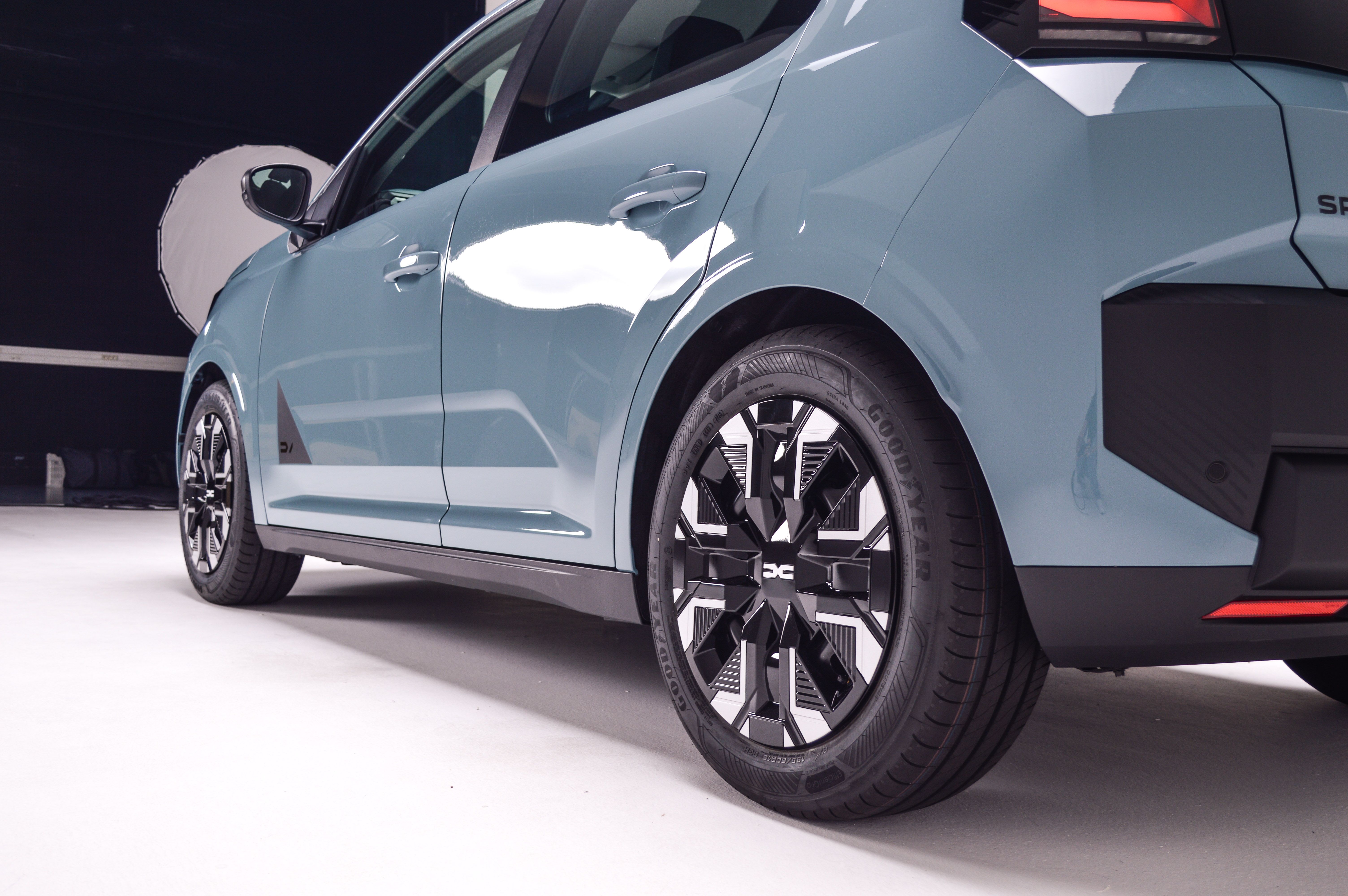 FOTO | Aceasta este noua Dacia Spring. Ce autonomie are, cât costă și cât de mare este noua Dacia electrică - Poza 22