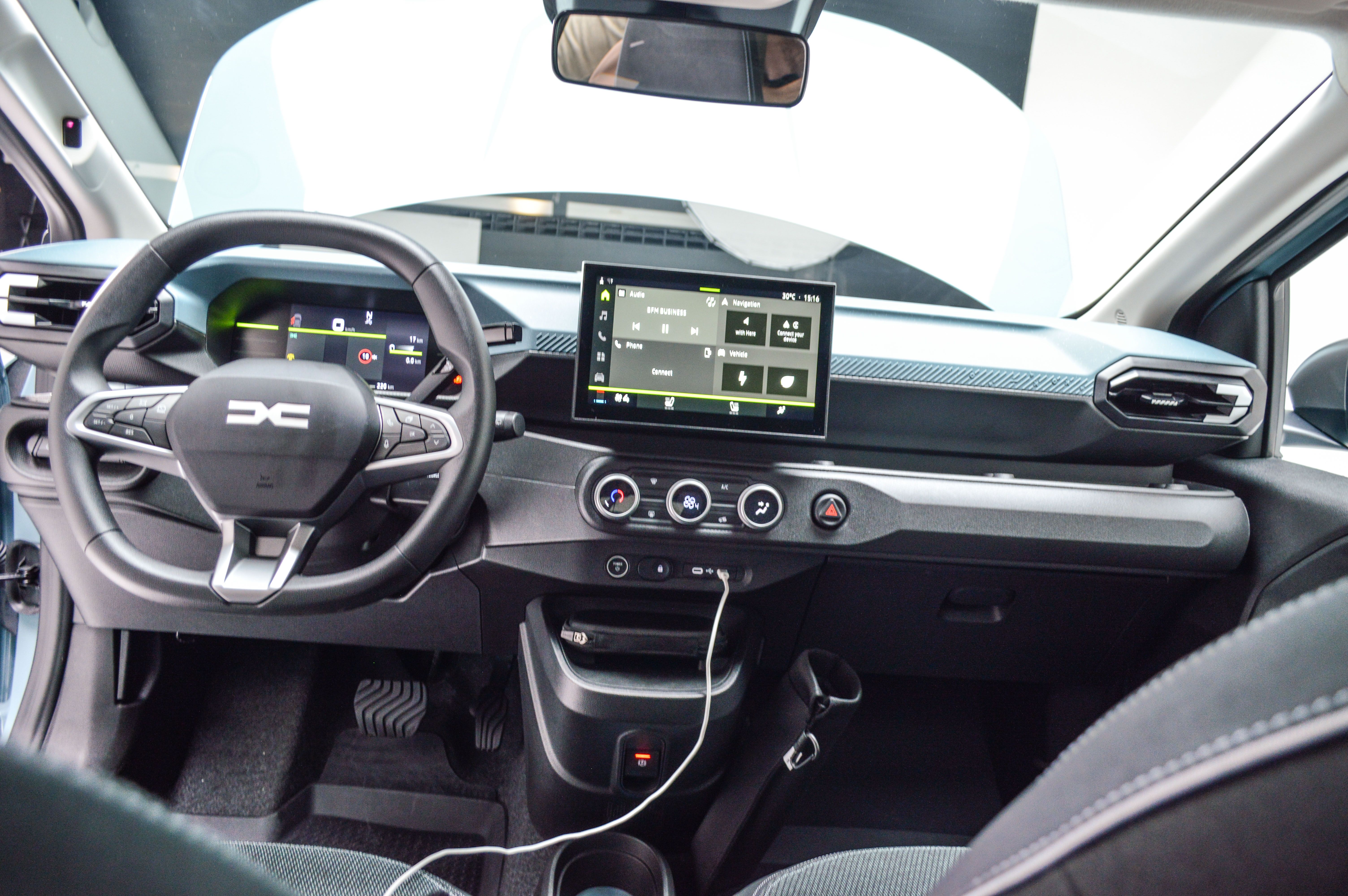 FOTO | Aceasta este noua Dacia Spring. Ce autonomie are, cât costă și cât de mare este noua Dacia electrică - Poza 26
