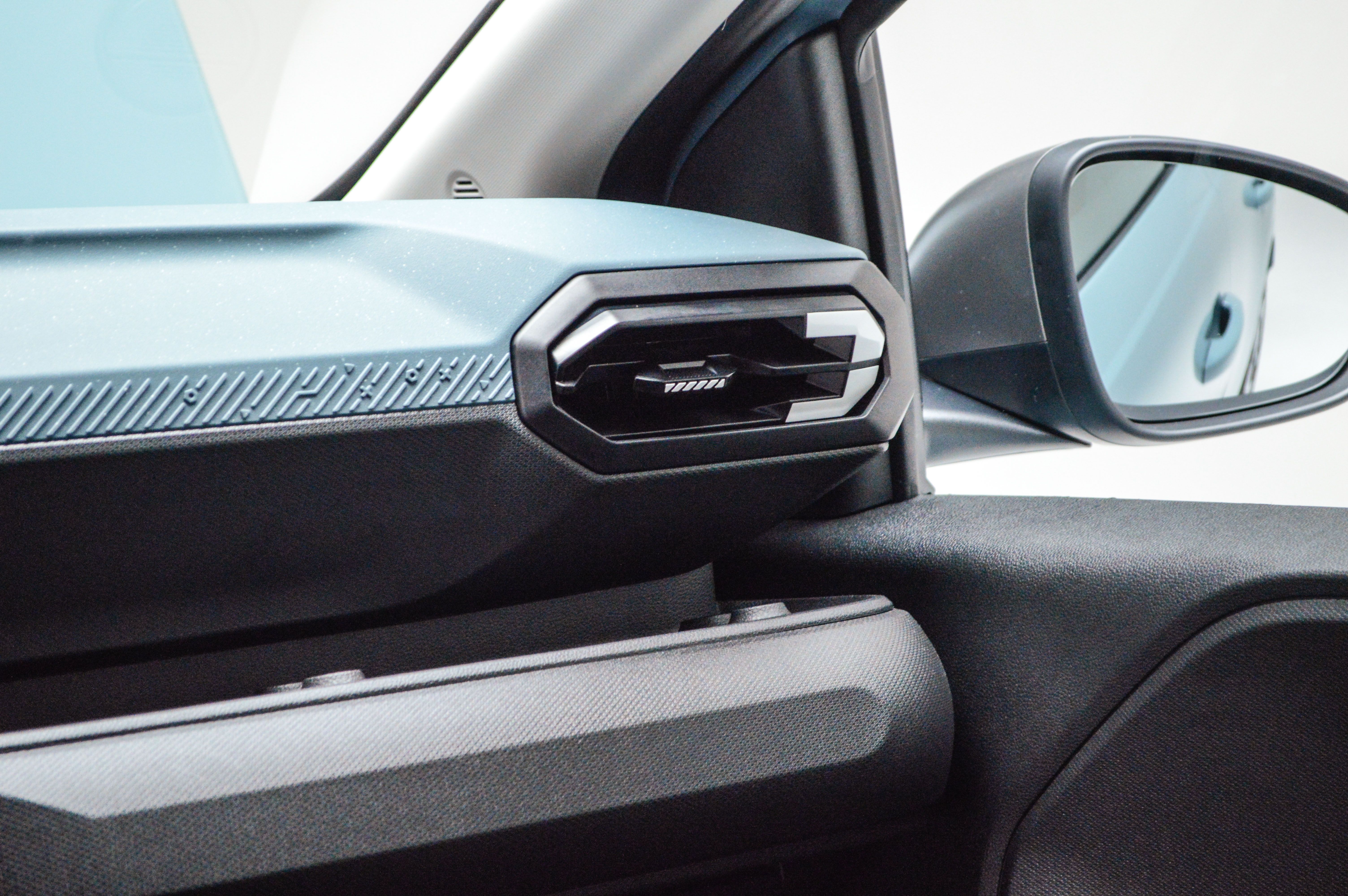 FOTO | Aceasta este noua Dacia Spring. Ce autonomie are, cât costă și cât de mare este noua Dacia electrică - Poza 32