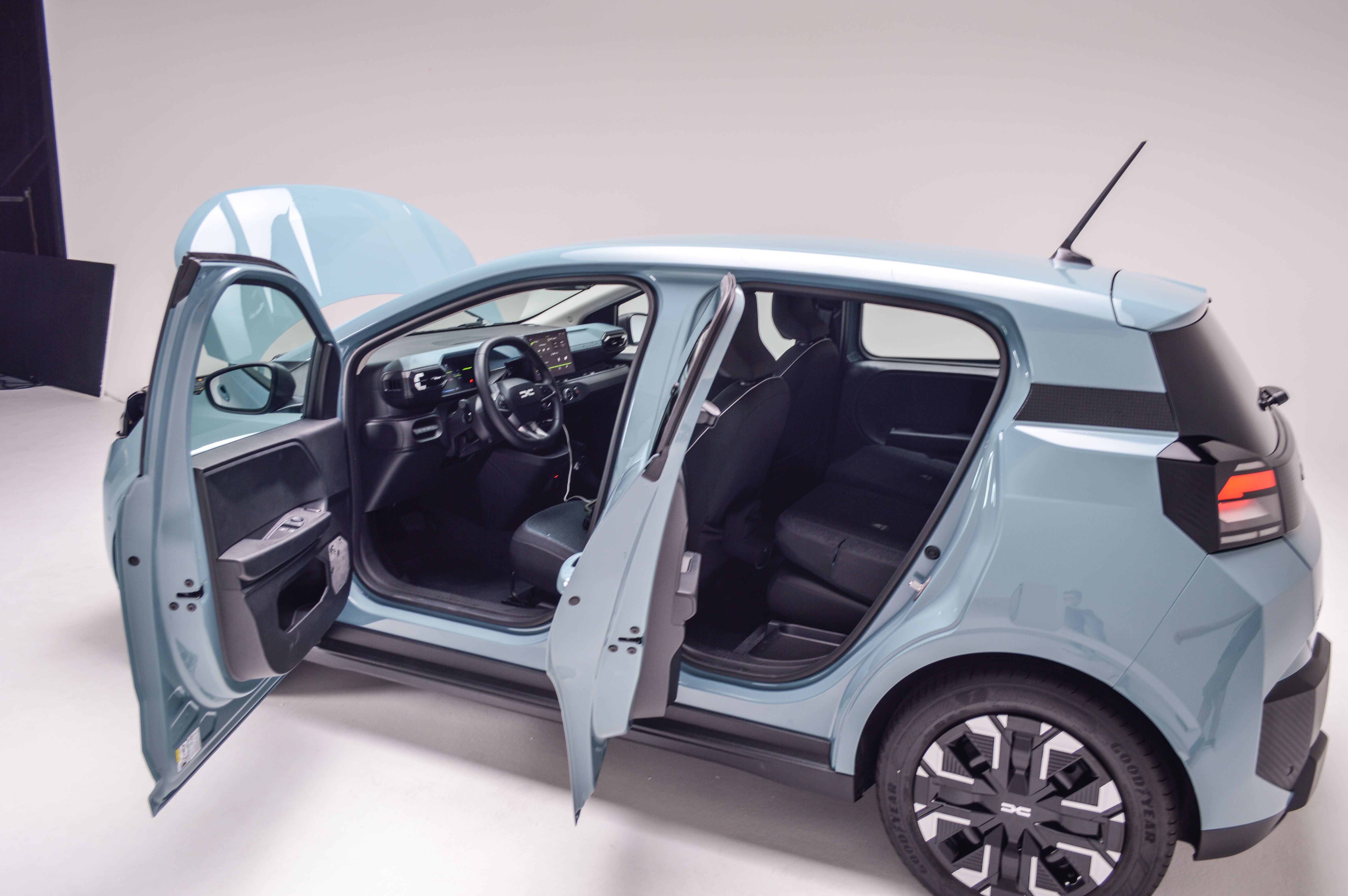 FOTO | Aceasta este noua Dacia Spring. Ce autonomie are, cât costă și cât de mare este noua Dacia electrică - Poza 35