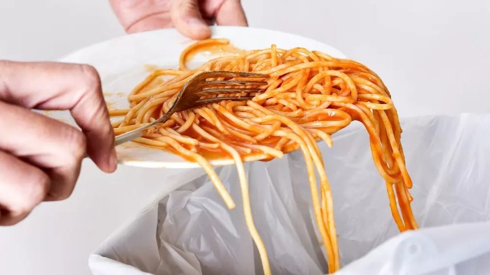 Câtă mâncare se aruncă în restaurantele și cantinele din România. De ce nu este donată