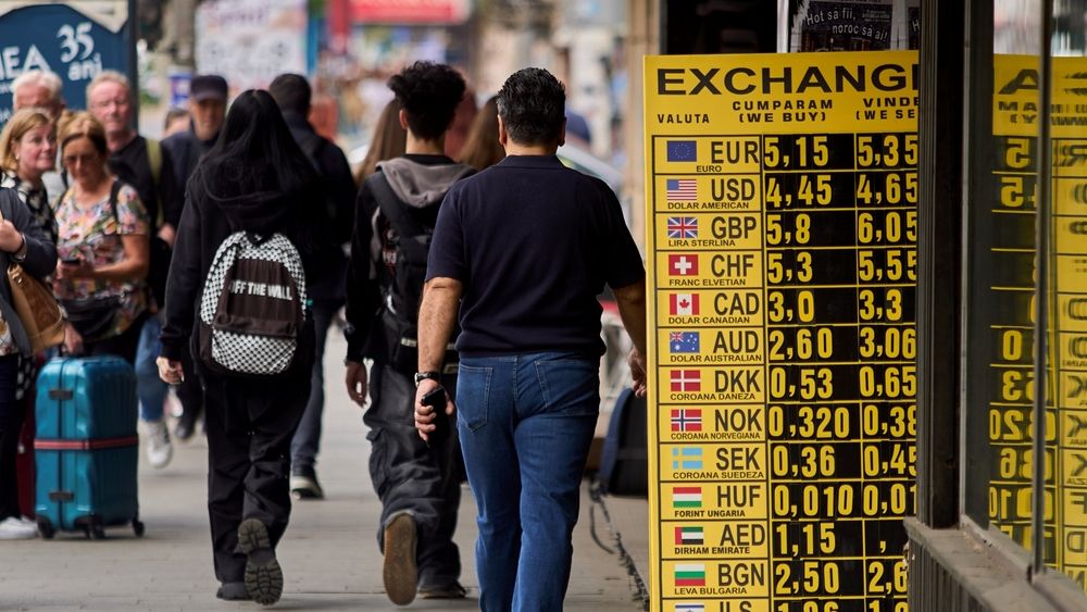 Ce se întâmplă cu leul în 2026: Cursul ar putea să sară la 5,25 lei/euro, dar cumpărăturile „mai românești” ne-ar putea ajuta