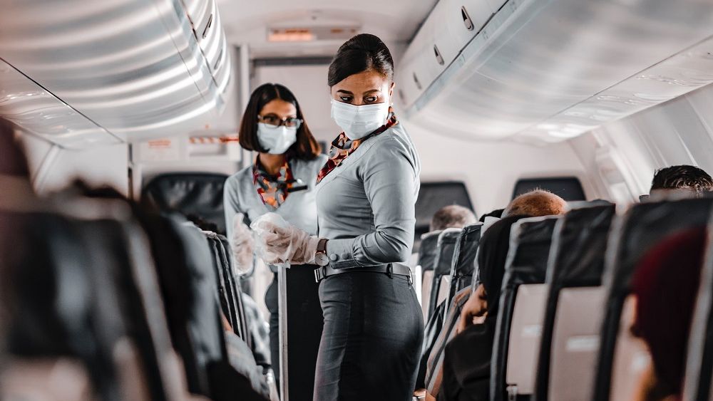 Unei femei i s-a cerut să coboare din avion din cauză că și-a dat masca jos să bea apă