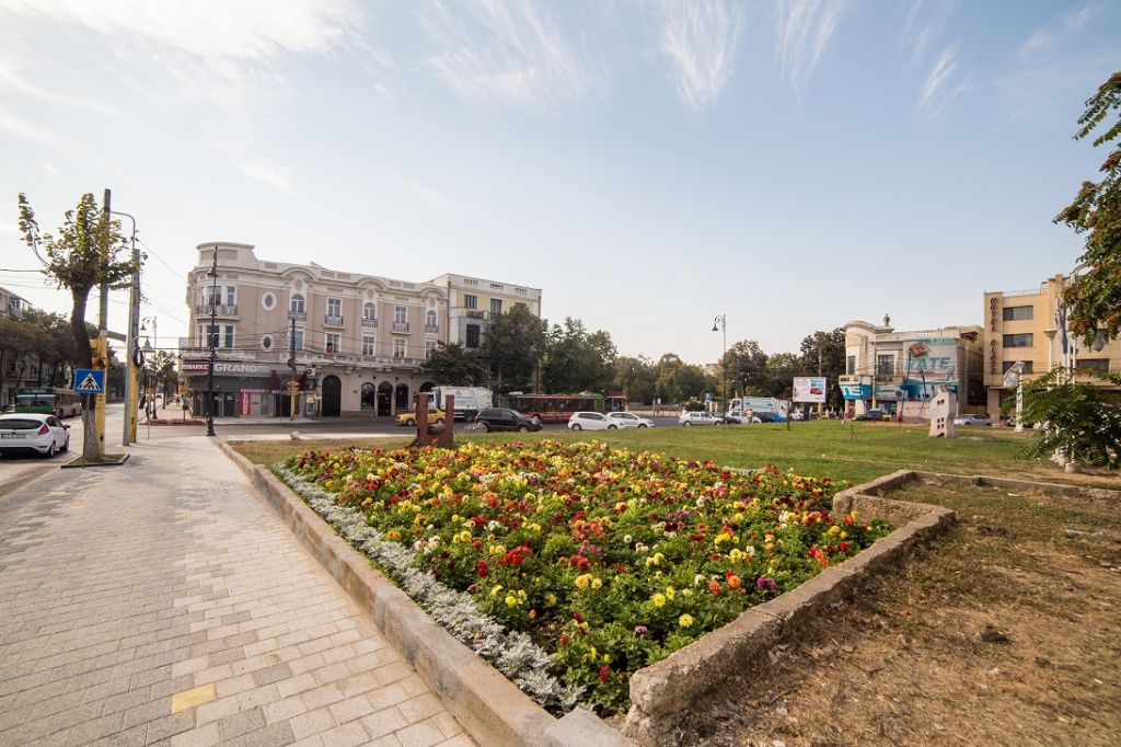 GALERIE FOTO | Hotel emblematic din centrul Constanței, scos la vânzare pentru 1,1 mil. euro - Imagine 2