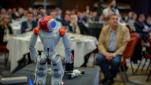 Cel mai mare pericol al erei digitale il reprezinta scaderea interactiunii directe dintre oameni