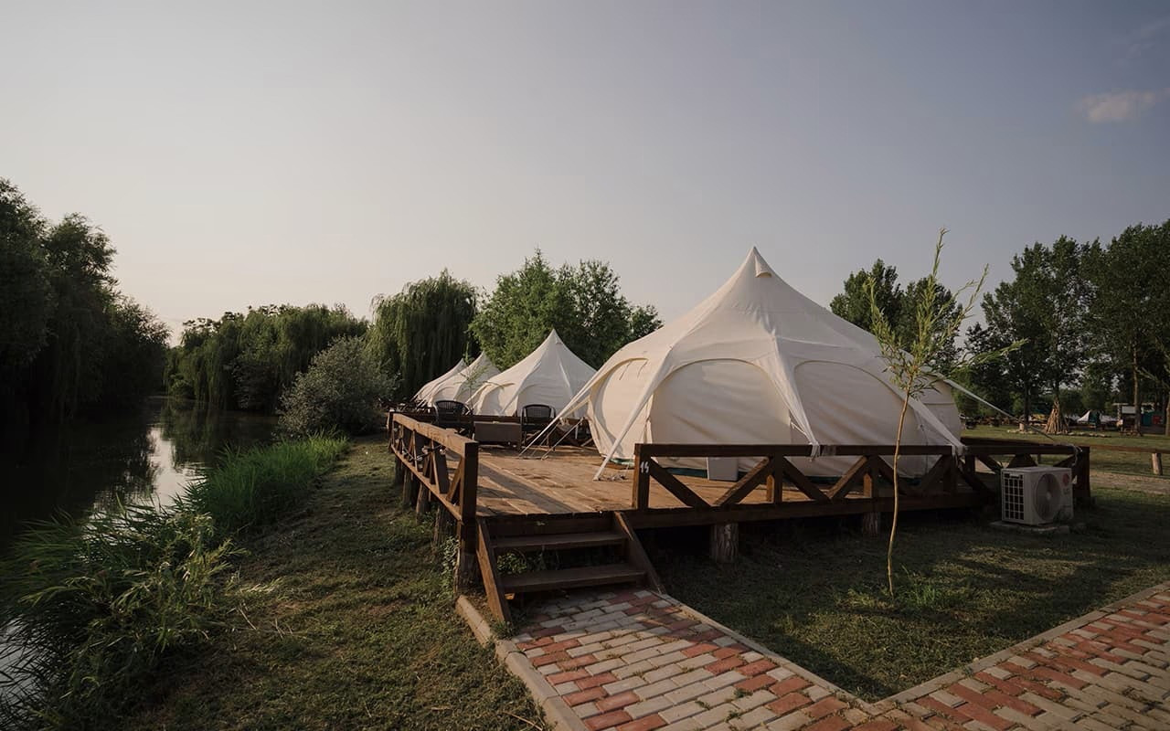 Unde mergi la glamping în România? De la iahturi pe deal la căsuțe panoramice și corturi safari