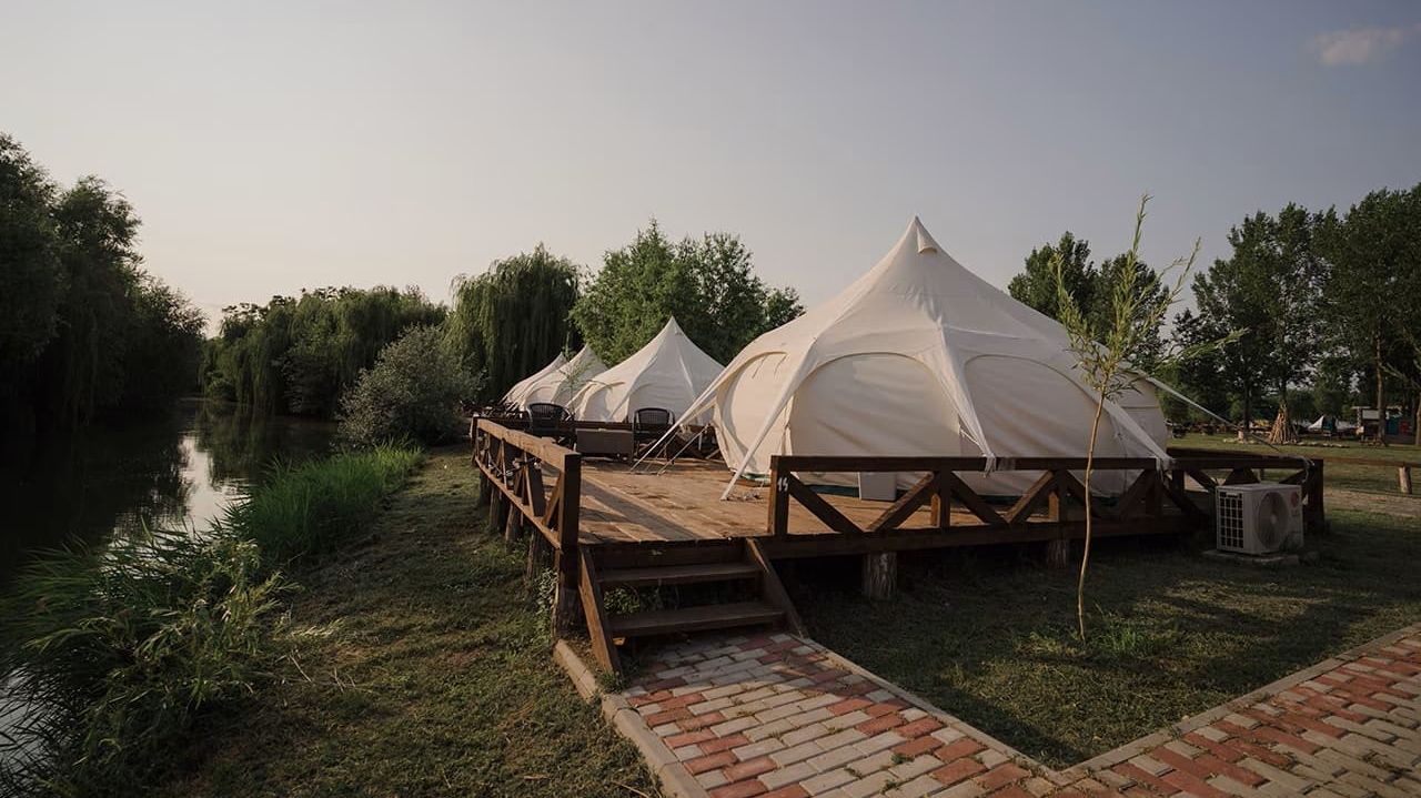 Unde mergi la glamping în România? De la iahturi pe deal la căsuțe panoramice și corturi safari