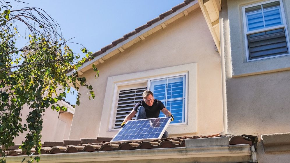 Tot mai mulți români vor să-și instaleze panouri fotovoltaice pe casele lor