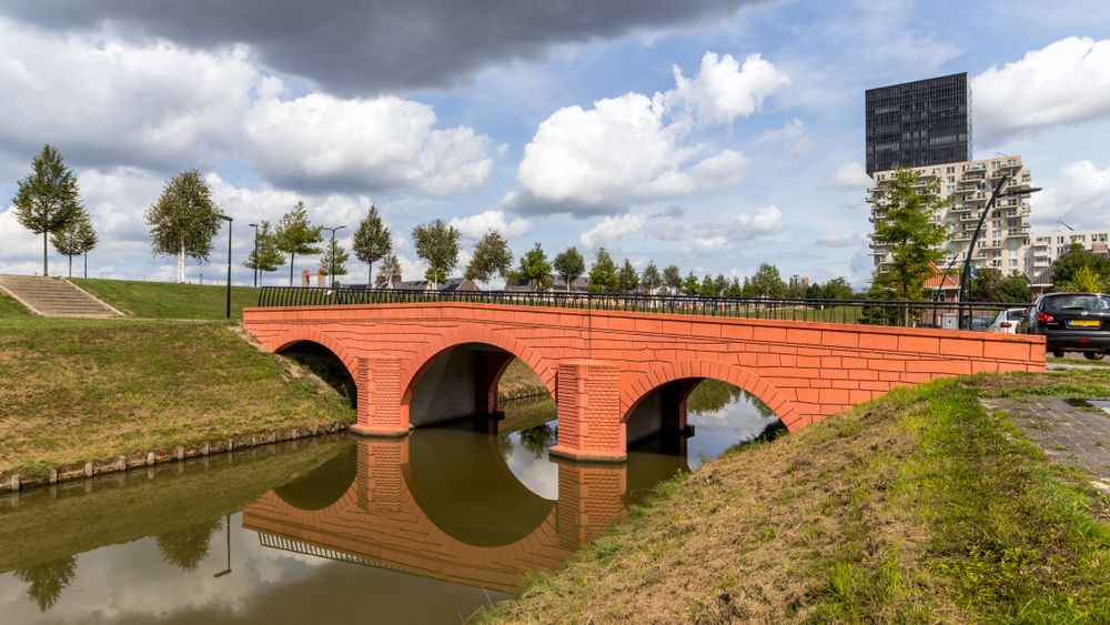 FOTO: Unde se află podurile desenate pe bancnotele euro. Au fost create din imaginație, ca să nu existe certuri între țări, dar un oraș le-a construit pe toate