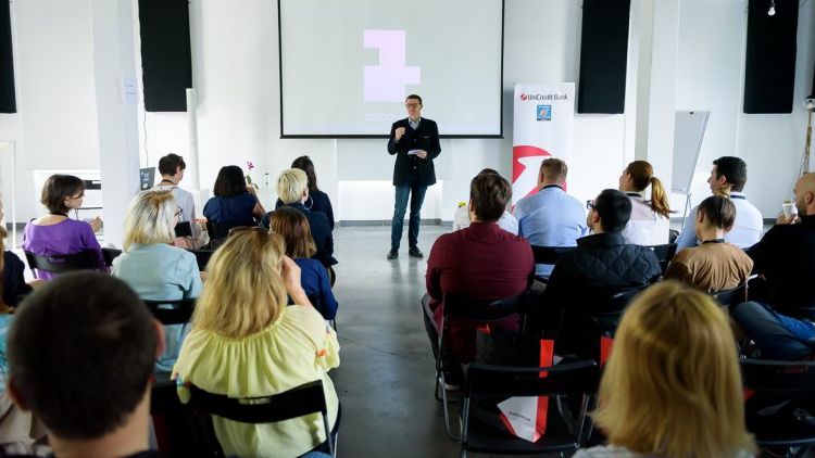 Peste 40 de timisoreni au absolvit Academia Mintilor Creative, programul de educatie financiara si antreprenoriala UniCredit Bank