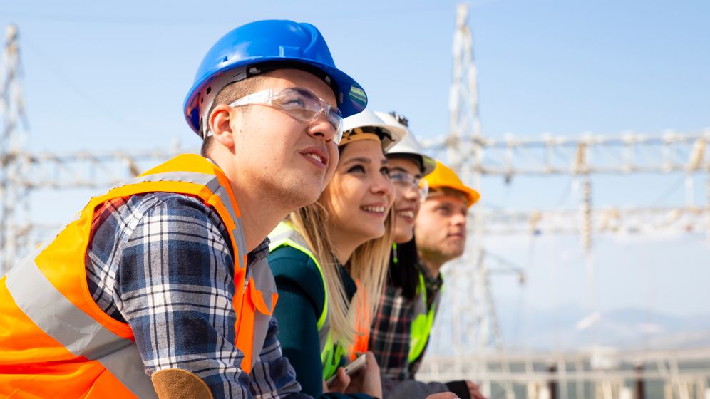 Holcim lansează un program de studii pentru tinerii cu vârste între 18-25 de ani. Teoria vine la pachet cu practica