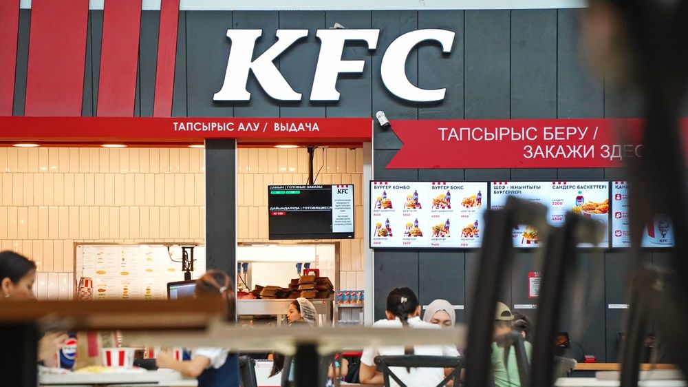 Românii ies mai rar să mănânce în oraș: Profit mai mic cu peste 36% pentru proprietarii KFC, Pizza Hut și Taco Bell în 2025