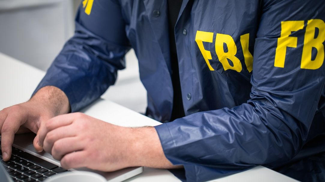 Razie la nivel global: Aplicația de mesagerie controlată de FBI, care a ajutat la arestarea a sute de infractori