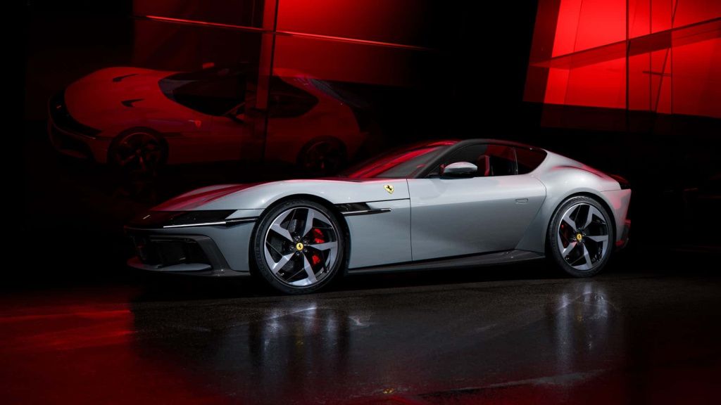 GALERIE FOTO | Ferrari a lansat un nou supercar cu motor V12 - Imagine 8