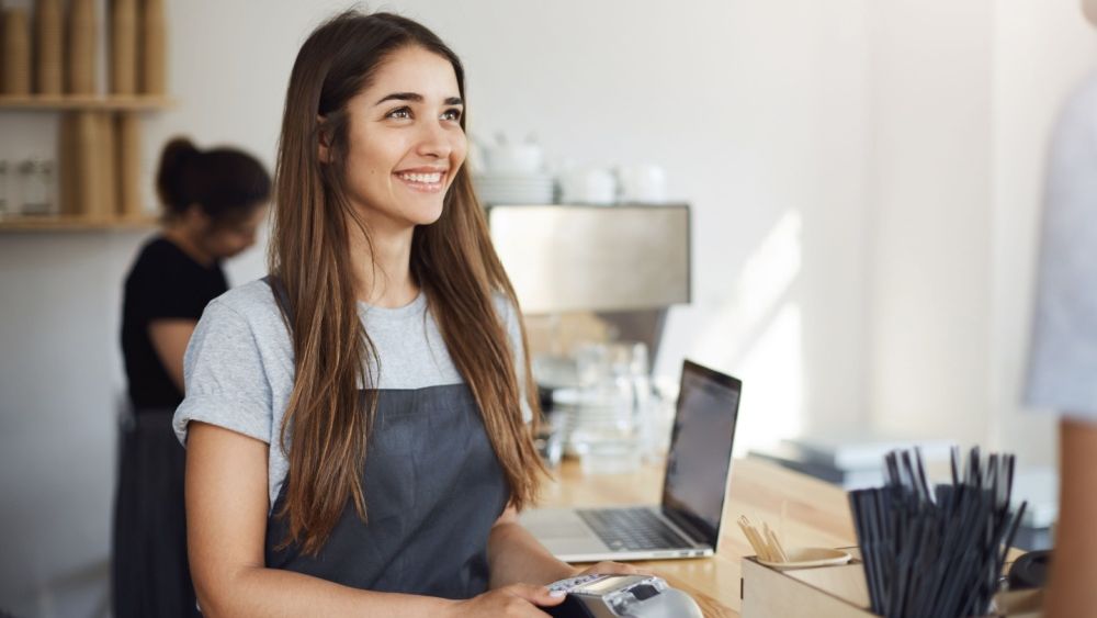 Joburi pentru studenți și elevi: Ce locuri de muncă și internshipuri sunt disponibile pe timpul verii