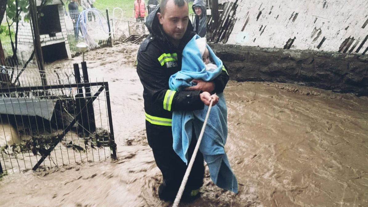 FOTO Inundații grave în toată țara: trei persoane au murit, o fetiță a fost luată de viitură