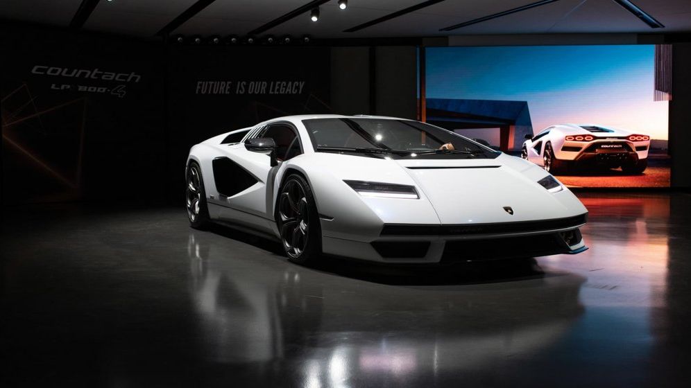 Lamborghini Countach este în mijlocul celei mai mici rechemări din istorie. Îi poate zbura sticla de la capota motorului