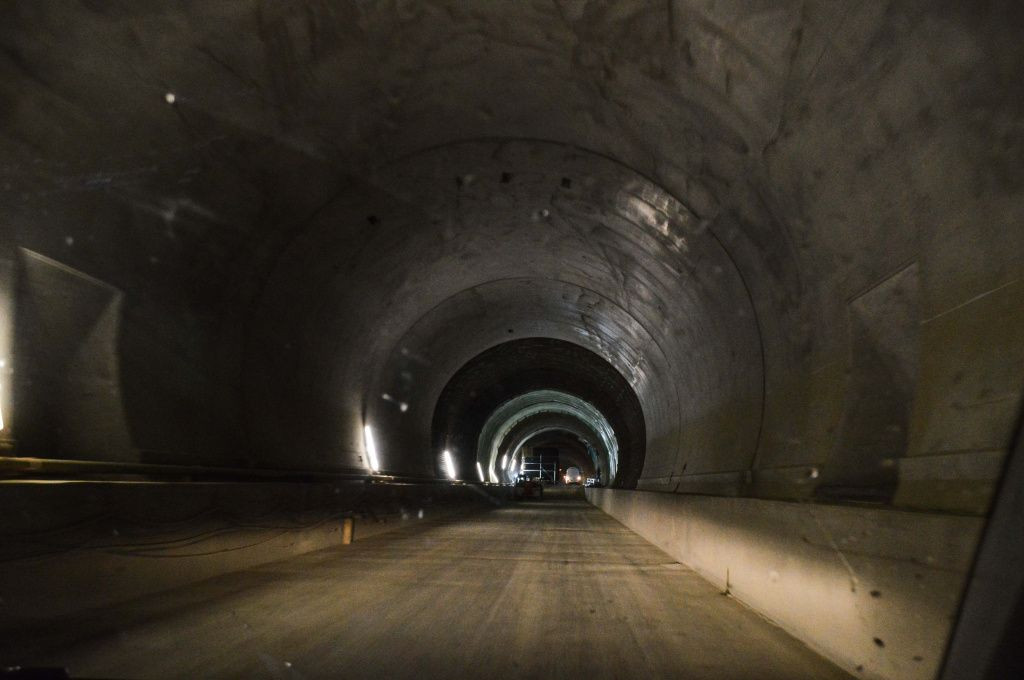 Asfaltul a ajuns în tunelul Curtea de Argeș. Secțiunea 4 a Autostrăzii Sibiu - Pitești a ajuns la un stadiu de aproape 95%
