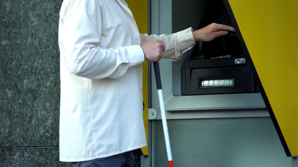 Premieră în România: Apare primul card bancar tactil pentru persoane nevăzătoare