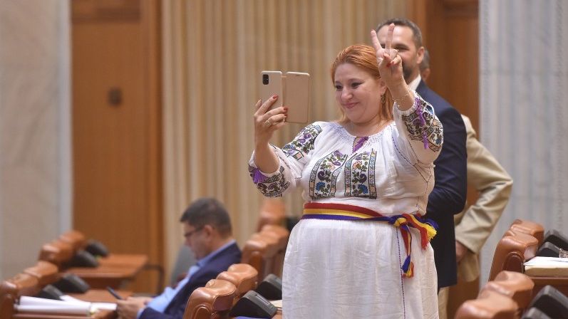 YouTube a închis contul oficial al Senatului României din cauza declarațiilor Dianei Șoșoacă