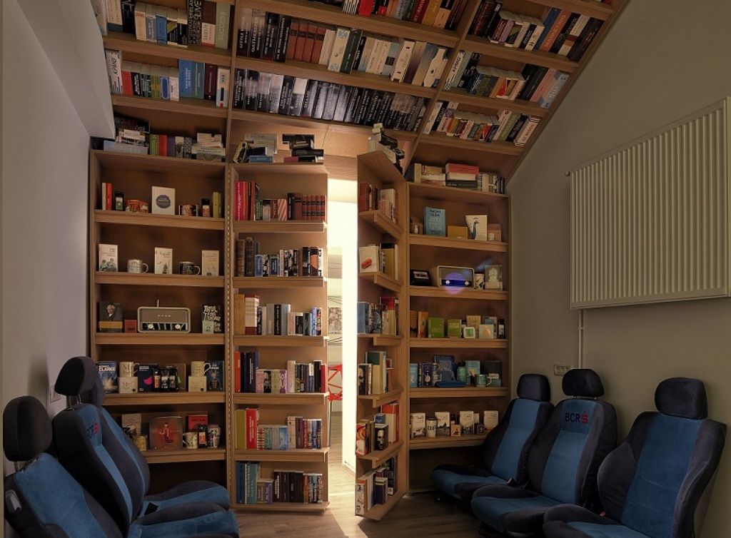 Biblioteca Minds Hub depaseste barierele conventionalului prin forma, pozitia si usa secreta care da intr-o alta incapere a hub-ului.
