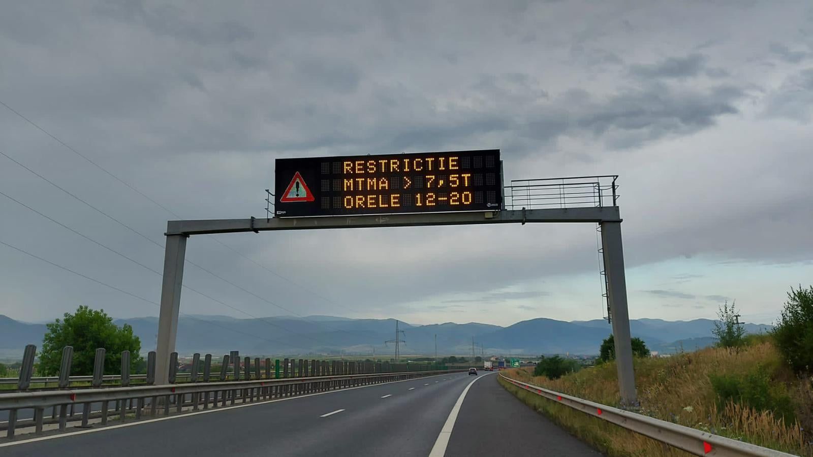 DN 1 A Ploieşti – Braşov s-a surpat în zona de munte: traficul este restricționat