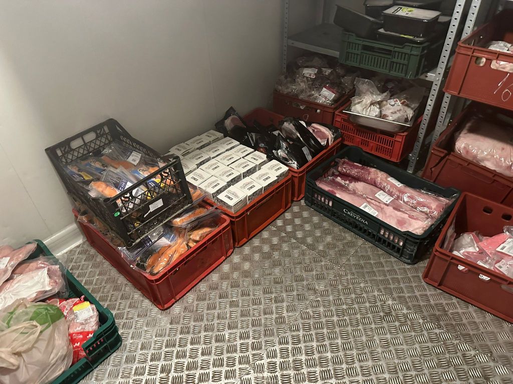 ANPC a amendat și închis temporar un important teatru cu restaurant din Capitală - Imagine 15
