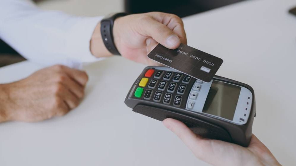 Marii retaileri europeni cer măsuri împotriva comisioanelor Visa și Mastercard. Cum reacționează Comisia