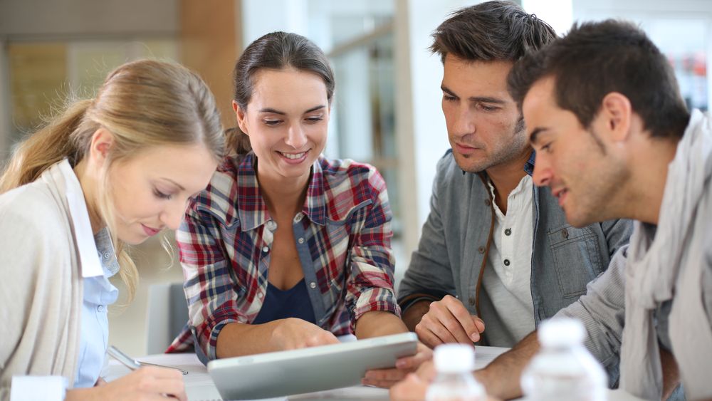 Companiile primesc stimulente daca angajeaza elevi si studenti in perioada vacantei