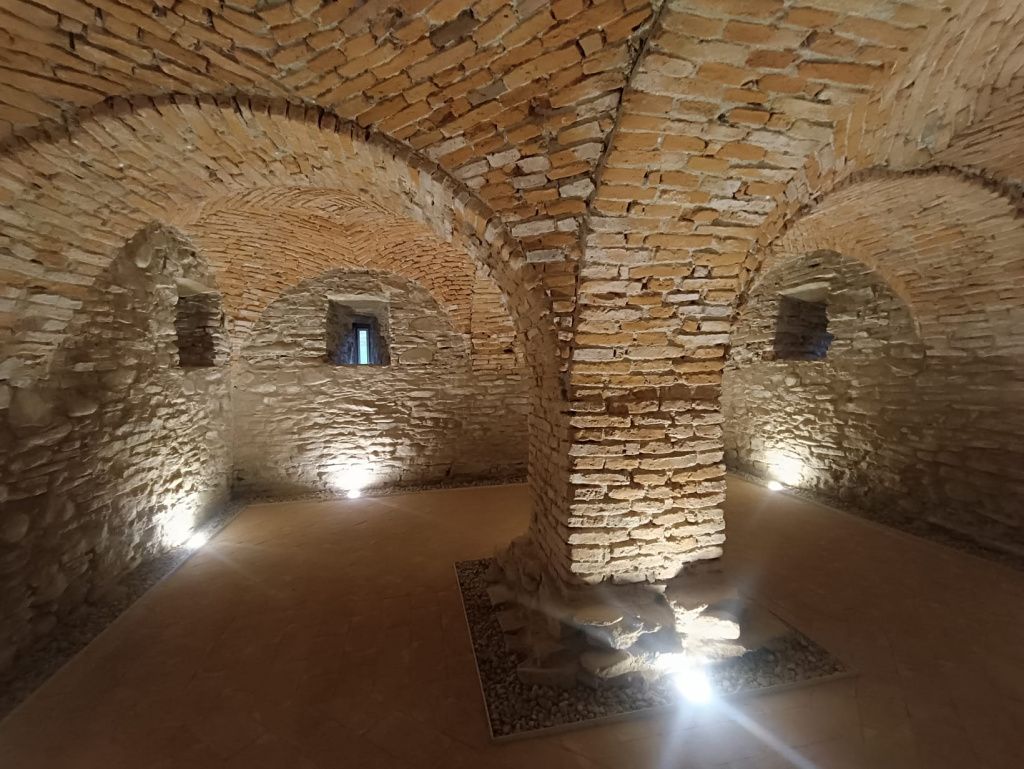 GALERIE FOTO: Magia unui castel ascuns din inima Transilvaniei. Castelul Ugron a fost uitat de lume - Imagine 20