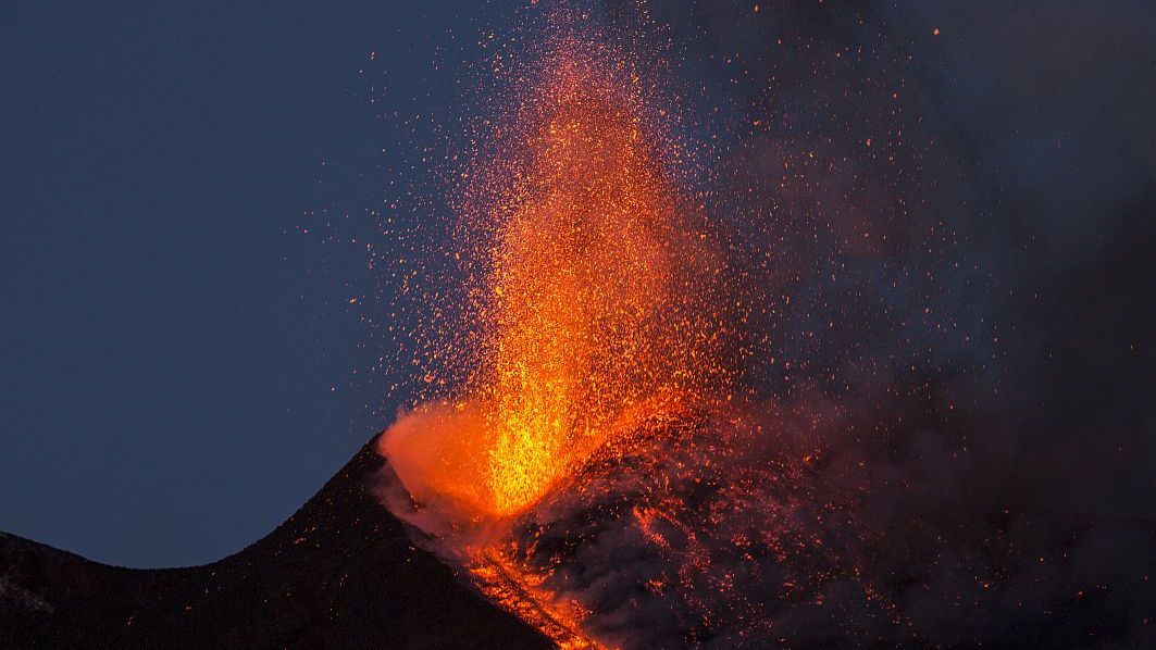 Vulcanul Lewotolo a erupt. Aeroportul local a fost închis