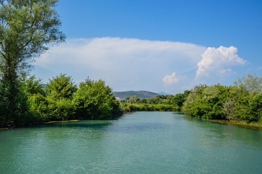 Râul se varsă în marea Ionică.
