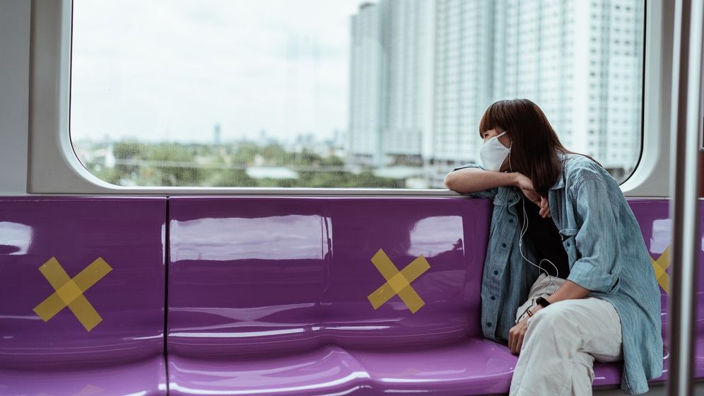 Un tramvai silențios. Barcelona îi roagă pe călători să nu vorbească, pentru a nu răspândi COVID