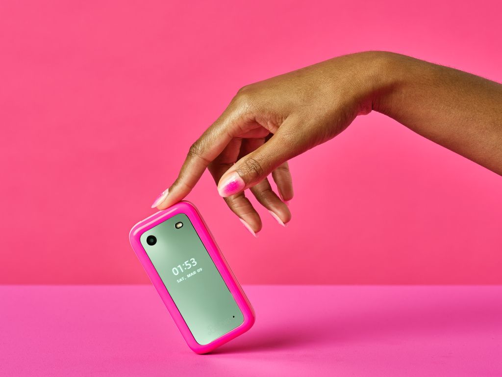 HMD și Mattel au scos pe piață telefonul Barbie, un model retro cu clapetă - Imagine 4
