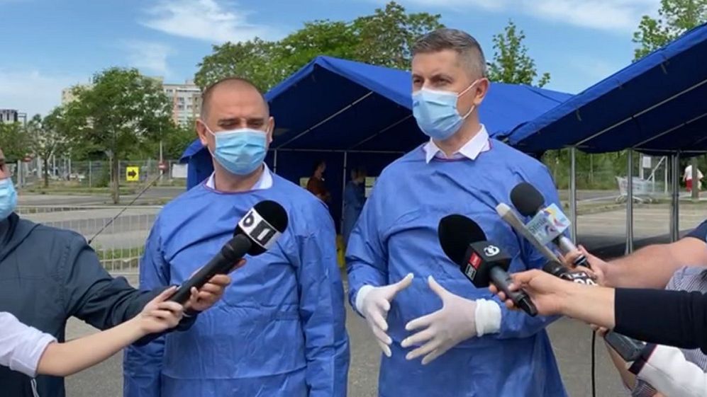 Dan Barna și Radu Mihaiu, voluntari la un centru de vaccinare din București