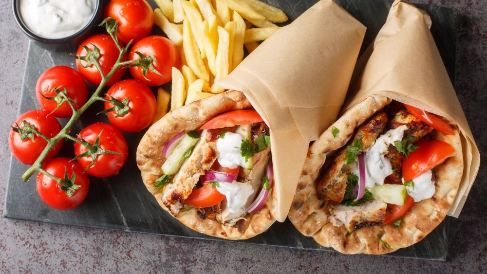 Vacanță mai scumpă în Grecia, în 2026: chiar și un souvlaki sare de 5 euro
