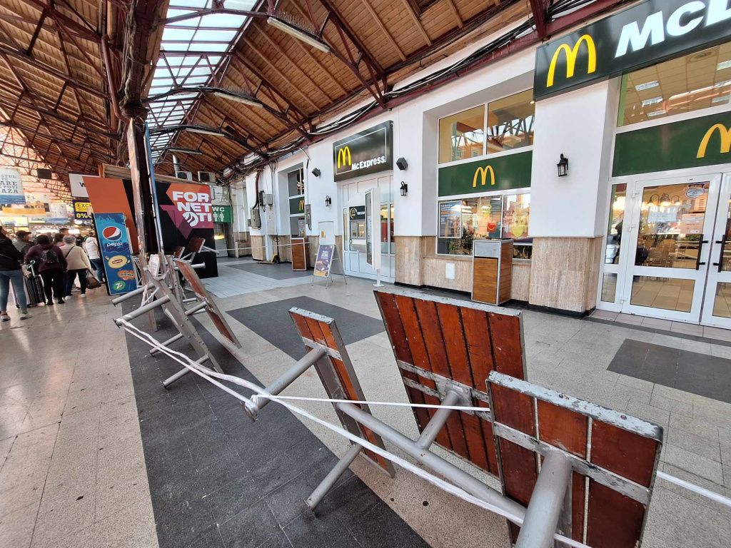 GALERIE FOTO: ANPC a închis restaurantul McDonald's din Gara de Nord, dar și mai multe patiserii - Imagine 2