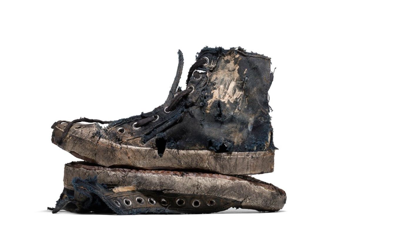 Balenciaga vinde adidași ”folosiți și rupți” cu 1850 de dolari perechea: ce se află în spatele campaniei