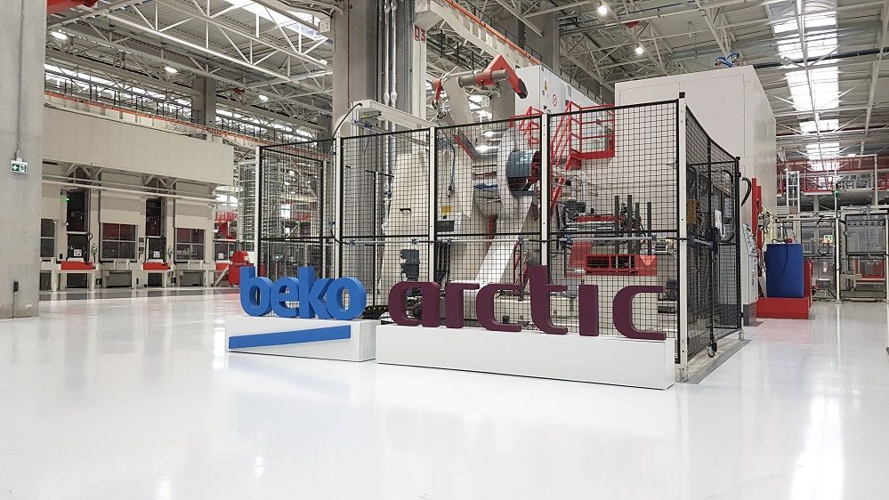 In fabrica Arctic de 150 mil. euro, unde robotii "vorbesc" intre ei si construiesc 6.000 de masini de spalat pe zi