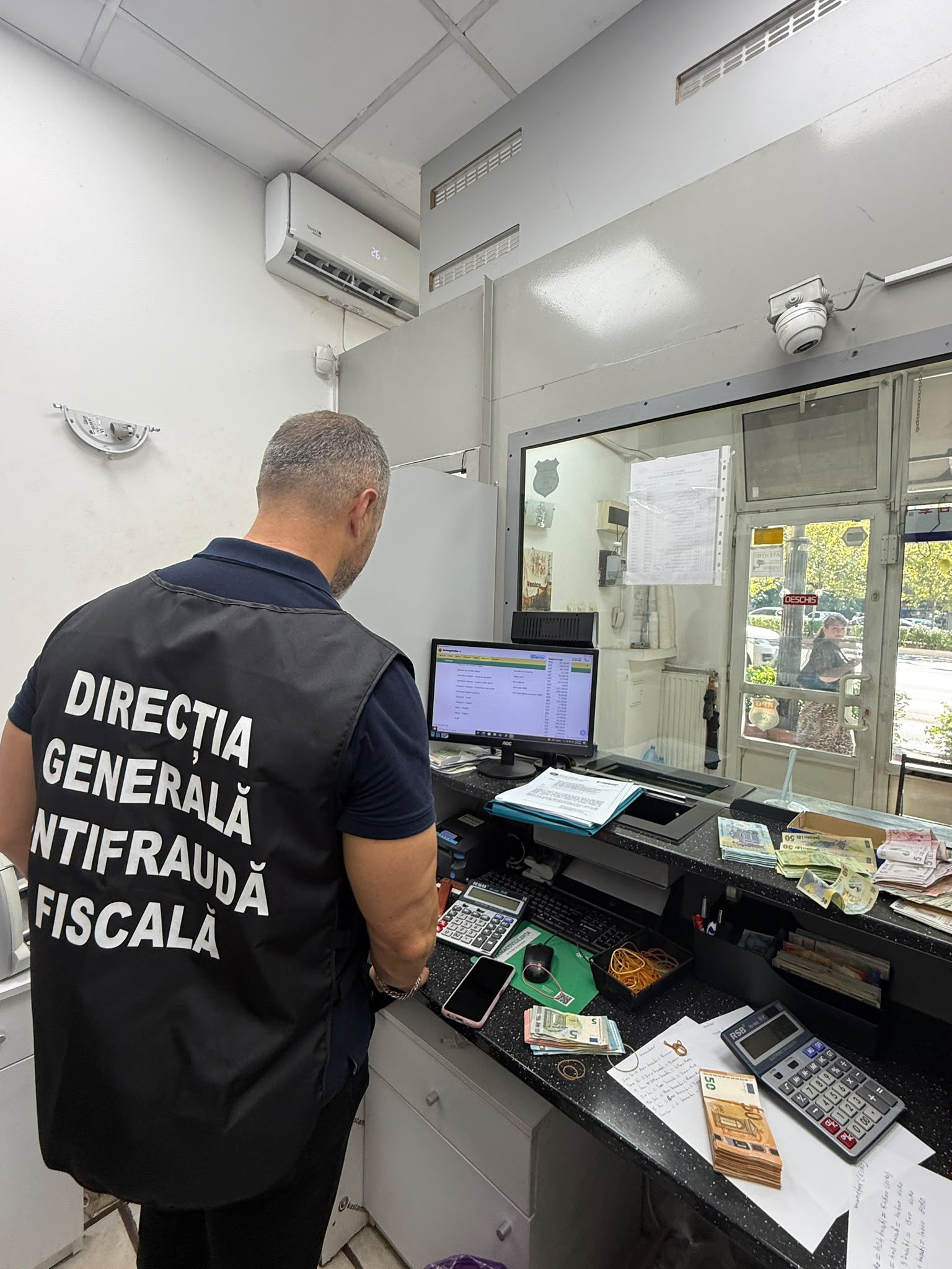 FOTO | Operațiune de amploare a ANAF în toată țara: Inspectorii s-au dus simultan peste 180 de case de schimb valutar - Poza 1