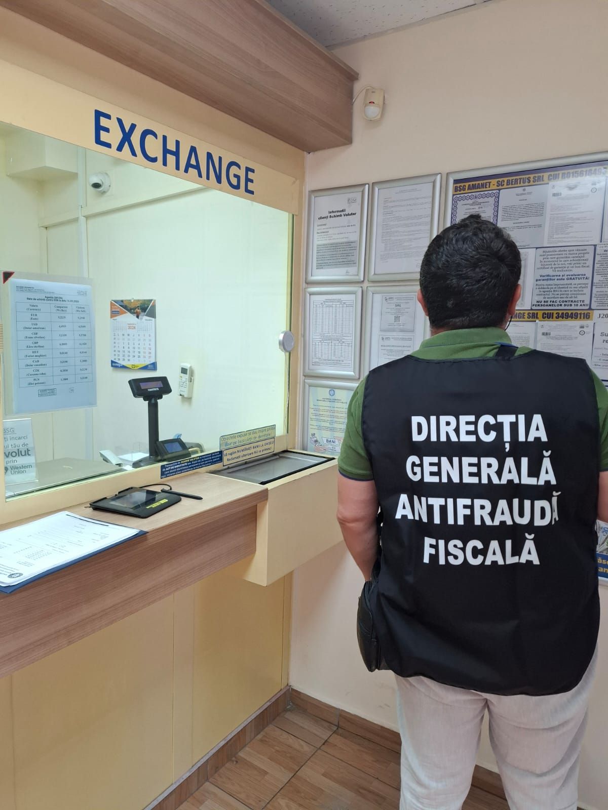 FOTO | Operațiune de amploare a ANAF în toată țara: Inspectorii s-au dus simultan peste 180 de case de schimb valutar - Poza 2