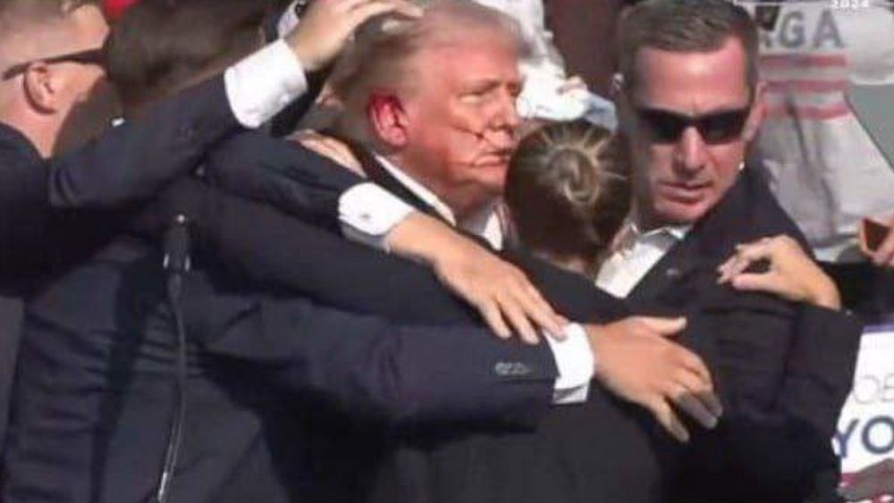 Trump împușcat în ureche în timpul unui discurs