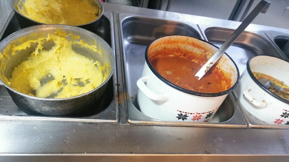 Mâncare expirată și gândaci în bucătărie. Nereguli grave găsite de inspectori la cunoscutul restaurant Perla din Giurgiu